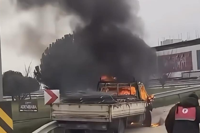 Bursa'da seyir halindeki kamyonet alev alev yandı