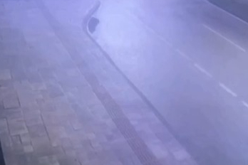  Ehliyetsiz sürücü kaldırıma çarpıp kaçtı ama polis yakaladı