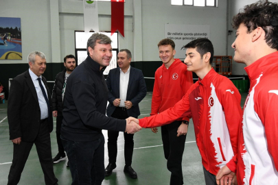 Ertuğrul Sağlam’dan genç sporculara ilham veren ziyaret