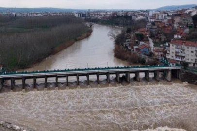 Kar ve yağmurların ardından, Mustafakemalpaşa Çayı coştu