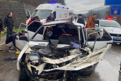 İki otomobil kafa kafaya çarpıştı: 5 yaralı