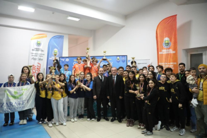 İnegöl'de öğrenciler dart turnuvasında kıyasıya mücadele etti