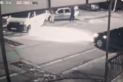 Bursa'da 2 kişinin ağır yaralandığı silahlı saldırı kamerada