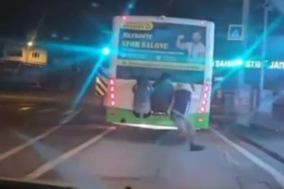 Bursa'da otobüsün arkasına tutunan çocuklar yürekleri ağza getirdi