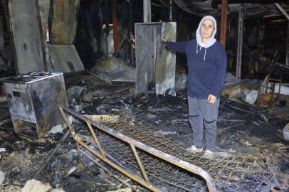 Depremde evleri yıkılan aile yangınla birlikte ikinci kez yuvasız kaldı