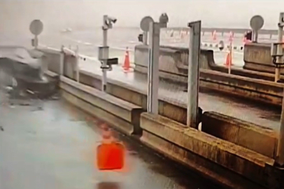 Kuzey Marmara gişelerinde araç bariyerlere çarptı