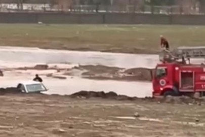 Otomobille suda mahsur kalan 2 kişi kurtarıldı