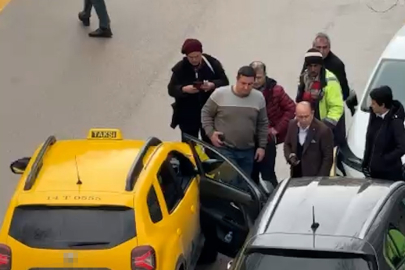 Park halindeki aracın açılan kapısına taksi çarptı