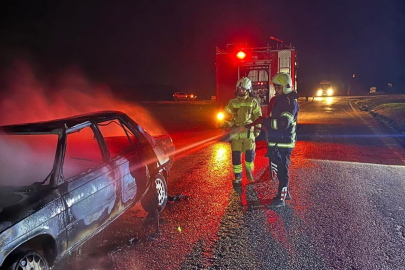 Seyir halindeki otomobil yanarak kullanılamaz hale geldi