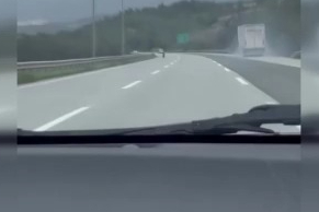 Tırdan fırlayan lastik otobanda yüzlerce metre ilerledi