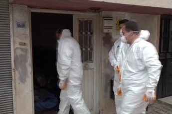 Çöp evden 115 bin lira ve ruhsatsız silah çıktı