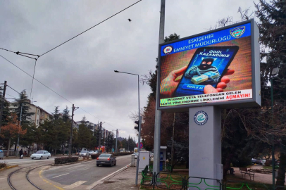 LED ekranlara hırsızlık ve dolandırıcılık uyarıları yansıtıldı