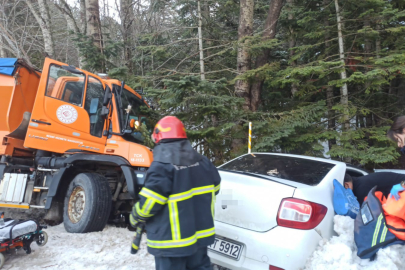 Uludağ yolunda kar küreme aracı otomobille çarpıştı