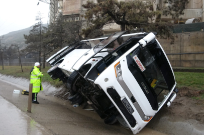 Askeri nakil minibüsü devrildi: 11 yaralı