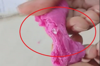 Çocukların hevesle oynadığı oyun hamurundan cam parçacıkları çıktı