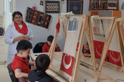 Gençlerden Türk Bayrağı’na 'Türk Düğümü' ile ilmek