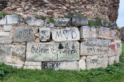 İznik’te 2 bin yıllık surlara sprey boya tepkisi