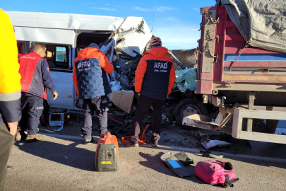 Öğrenci servisi tıra çarptı: 1 ölü, 7 yaralı
