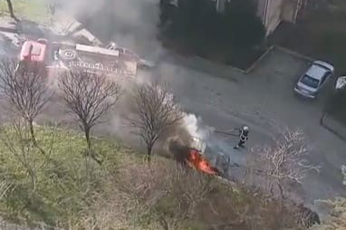 Park halindeki otomobil alev alev yandı