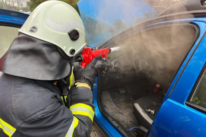 Aracın konsolunda başlayan yangın kısa sürede söndürüldü