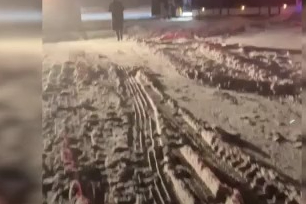 Kanada'da 64 kişinin bulunduğu yolcu uçağı karda kayarak pistten çıktı