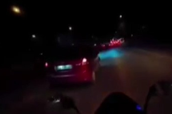 Motosikletlinin tehlike atlattığı anlar kamerada