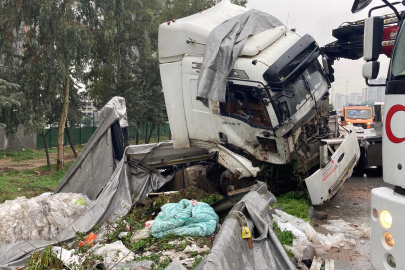 Naylon atık yüklü tır bariyerlere çarptı, otoyol çöplüğe döndü
