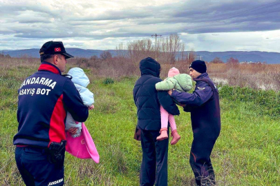 Uluabat Gölü'nde mahsur kalan aileyi jandarma kurtardı