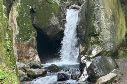 Yazın kurumak üzereydi, Uludağ'ın karlarıyla yeniden coştu