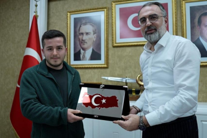 Başkan Erol, Türk Bayrağı'nı yerde bırakmayan kuryeyi ödüllendirdi