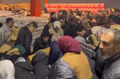 Bursa'da 100 TL’lik indirim izdihamı: Birbirlerini ezdiler