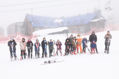 Osmangazi Belediyesi’nden çocuklara Uludağ’da kayak sürprizi