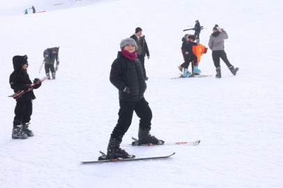 Osmangazi Belediyesi’nden çocuklara Uludağ’da kayak sürprizi