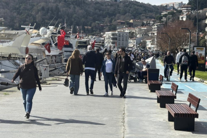 İstanbul’da güneşli havayı fırsat bilenler Bebek sahiline akın etti