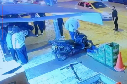 Aniden hareket eden otomobil yaya ve araçların arasına daldı