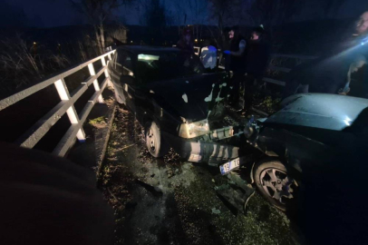 Bursa'da iki otomobil kafa kafaya çarpıştı: 3 yaralı