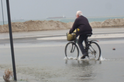 Deniz kabardı yollar göle döndü