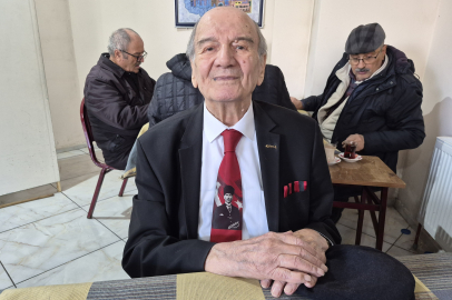 İnsanlara olan sevgi ve saygısından yıllardır takım elbise giyiyor