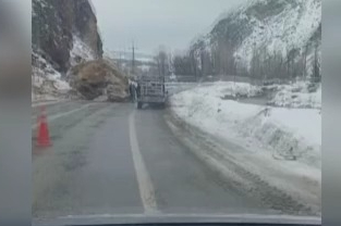 Yamaçtan kopan kayalar tehlike saçtı