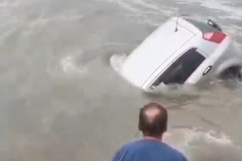 Aracıyla denize düşen sürücüyü Sahil Güvenlik kurtardı