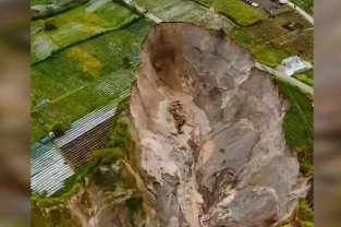 Endonezya'da devasa obruk tarım arazisini yuttu