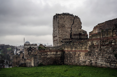 İstanbul'un Kara Surları yıkılmak üzere
