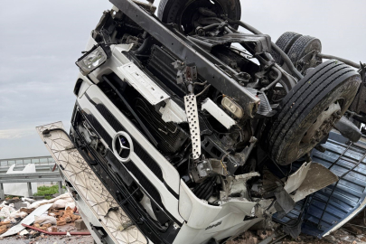 Otoyolda kazaya karışan tır ters döndü