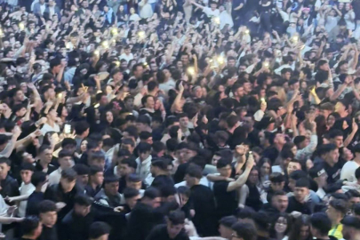 Tekme tokat darp edildi, çevredekiler aldırış etmeden müziğe ayak uydurdu