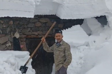 Çatıdan düşen kar kütlesinden saniyelerle kurtuldu