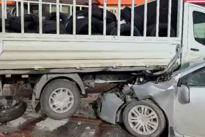 Dönüş yapmak isteyen kamyonete otomobil çarptı