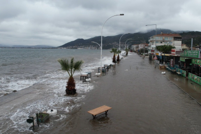 Gemlik'te deniz taştı, sahil yolu sular altında kaldı