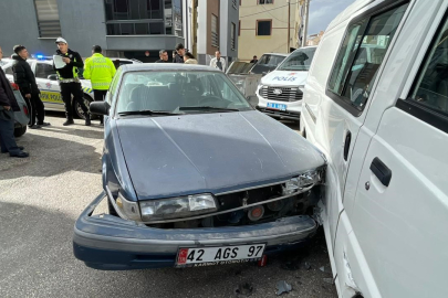 Polisten kaçan 14 yaşındaki sürücü minibüse çarpınca yakalandı