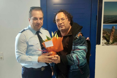 Türk turistlerden Yunanlı komisere çiçekli teşekkür