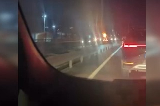  Alev topuna dönen tırdan geriye demir yığını kaldı